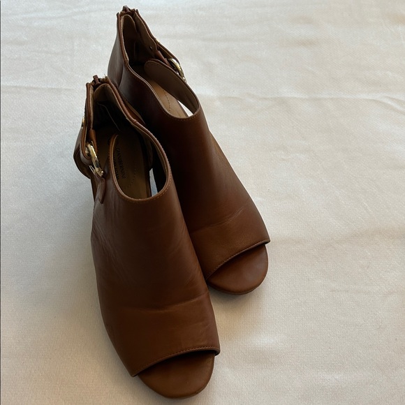 Women’s Leather Block Heel Peep Toe Shoe
little faded on the side of both shoes - Picture 6 of 8